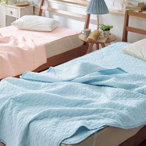 (左から) ピンク・ブルー<br>綿が紡ぐやさしい肌ざわりで、心地よい眠りへ。三河産の和晒しガーゼケットです。