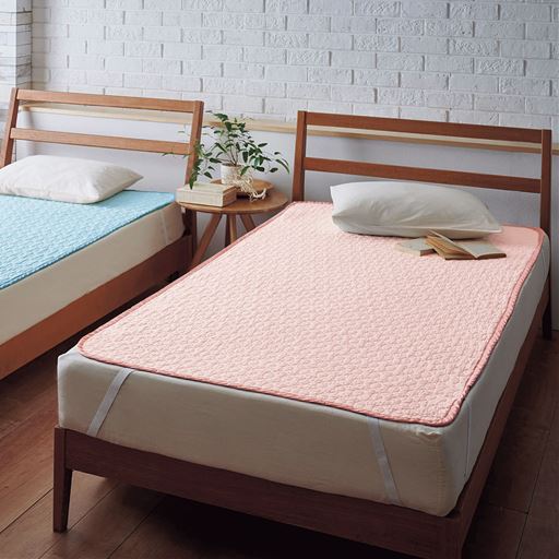 (左から) ブルー・ピンク<br>綿が紡ぐやさしい肌ざわりで、心地よい眠りへ。三河産の和晒しパッドシーツです。
