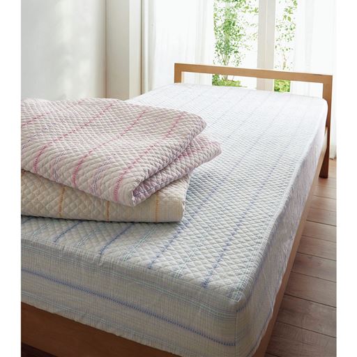 (上から) ピンク・ベージュ・ブルー<br>吸湿性のよい綿100%のしじら素材を使用したパッド一体型ベッドシーツです。
