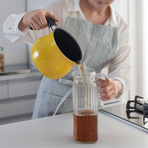 【沸かす】中がフッ素加工になっているので色移りしにくく、直接お茶を沸かすことができます。
