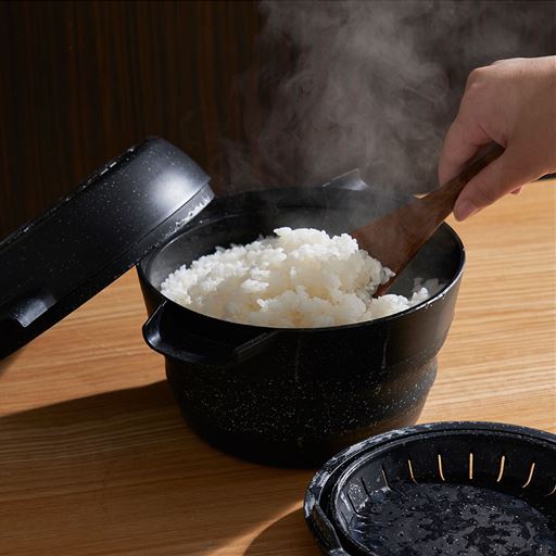 【炊き】最大3合炊飯。一粒一粒がふっくら、米が立つカニ穴炊飯。コランダーが吹きこぼれを極力抑えて、よりおいしく炊き上げます。