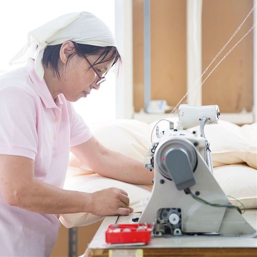 熟練した職人による縫製仕上げ。