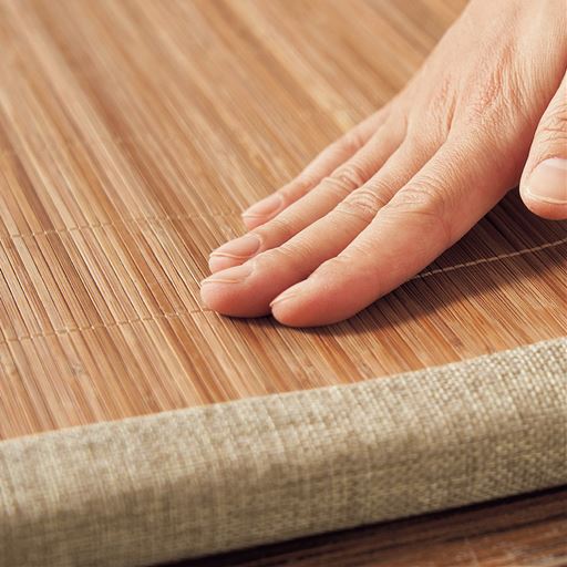 抗菌防臭効果を持つ天然素材の竹の皮下を使用した表面は、サラッとベタ付かず心地よい肌ざわり。