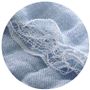 生地拡大(ブルー)<br>綿100%の甘撚り糸で織った生地は、軽くてやわらか。