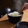 【炊き】最大3合炊飯。一粒一粒がふっくら、米が立つカニ穴炊飯。コランダーが吹きこぼれを極力抑えて、よりおいしく炊き上げます。