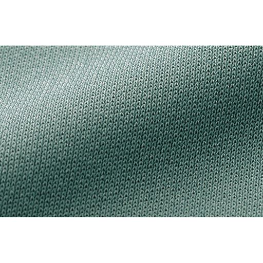 強撚糸を使った高密度カットソー素材は布帛のような美しい光沢が魅力。さらりとした肌ざわりで着心地はラク<br>＊画像のカラーの展開はありません