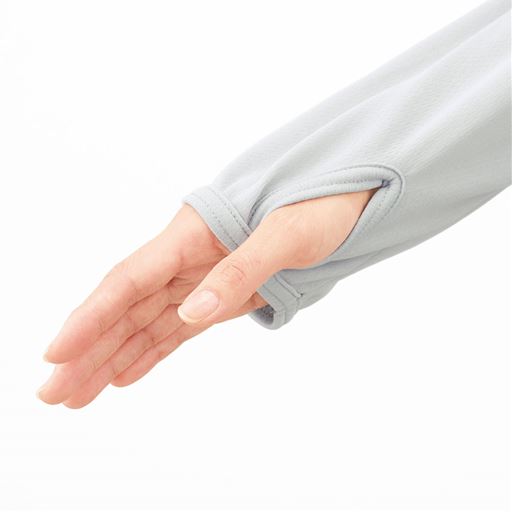 指穴付きの袖口で手の甲もカバー <br>手の甲まで紫外線から守ります。