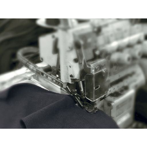 日本製にこだわった特殊なジャカード機で編み立て、縫製は今治で70年以上の歴史を持つ工場で丹念に行われます。