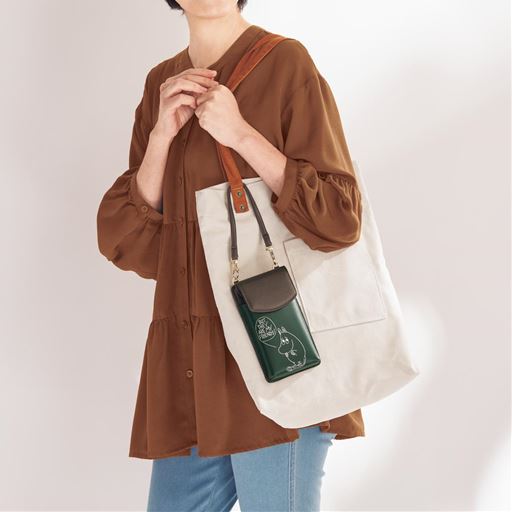 【バッグに付けて】 <br>斜め掛けで今っぽいスタイルはもちろん、バッグに付けても使える便利なお財布バッグです。