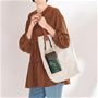【バッグに付けて】 <br>斜め掛けで今っぽいスタイルはもちろん、バッグに付けても使える便利なお財布バッグです。