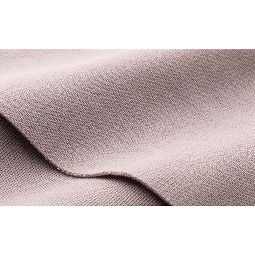 なめらかで上質感あるコットン素材 ほんのり光沢感を出した綿100%のスムース素材。程よく肉厚で伸縮性があり、しなやかに肌に寄り添います
