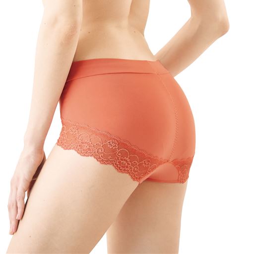 動いてもずり上がりにくい!お直しいらずで1日快適!ストレッチレース仕様の定番ショーツ <br>ナチュラルオレンジ 着用例