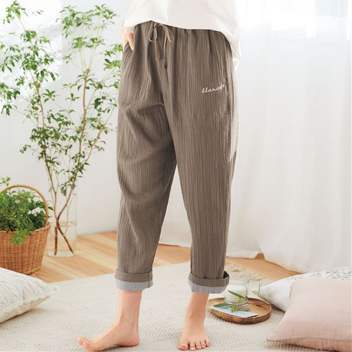 肌ばなれよく蒸れにくい!楊柳ダブルガーゼパンツ<br>ブラウニッシュグレー 着用例<br>(1)ロールアップして裏のストライプ柄を見せてもおしゃれ。