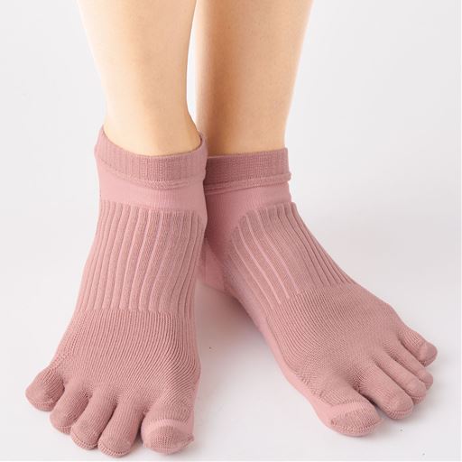 快適なはき心地のぼしケアソックス・日本製<br>ピンク 着用例<br>(1)指が自然に広がる心地よさを叶えてくれる5本指「ぼしケアソックス」は足指の動きをサポートし、足の形を整えます。