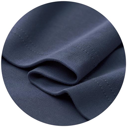 綿100% 厚手素材なのでカジュアル過ぎない 表面に微光沢のあるきれいめコットン。もちっと肉厚ながら伸縮性があり、しなやかに肌に添います
