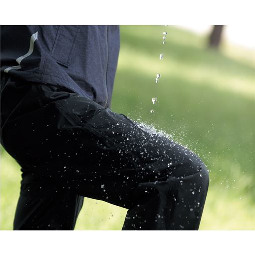 防水・透湿性とストレッチ性を備えたレインパンツ。パンツの上からサッとはけます。