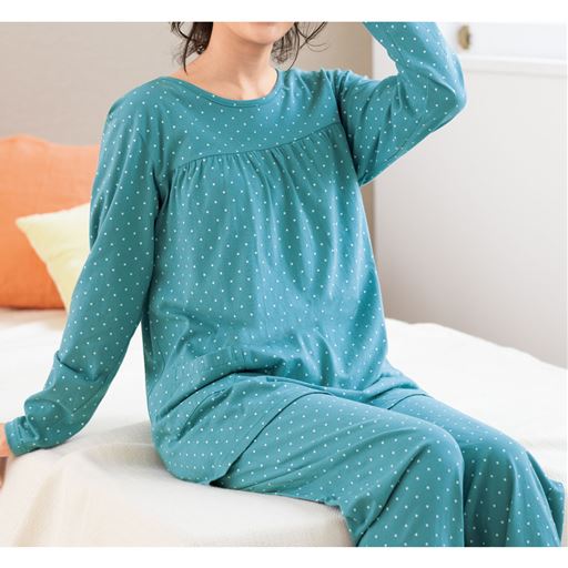 総柄ドットとふわっとシルエットが可愛いかぶりタイプのパジャマ <br>スモークグリーン 着用例