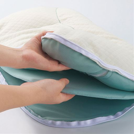 高さ調整シートを枕の中から取り出せば枕全体の高さを約1cm低くすることができます。