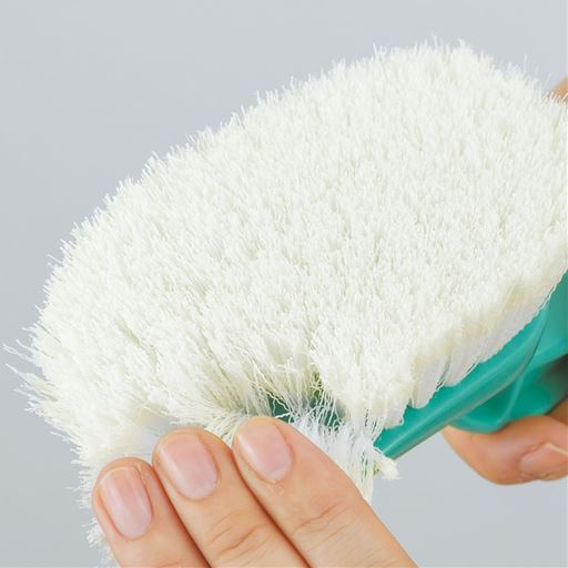 毛先に施したゴムの微粒子の摩擦で、汚れをくっつけて落とします。<br>コシのあるブラシ毛は、風呂床やタイルの目地汚れも逃しません。
