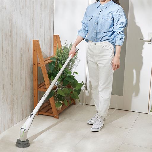 【玄関などの床掃除に】延長ハンドル付きなので、腰をかがめずお掃除できます。