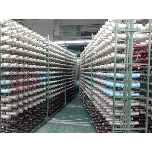 最大1色1000本X5色=5000本もの糸を使用し、高密度に織り上げていくモケット織り機。