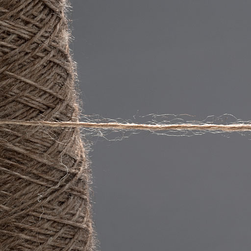 ポリエステル紡績糸を使用。