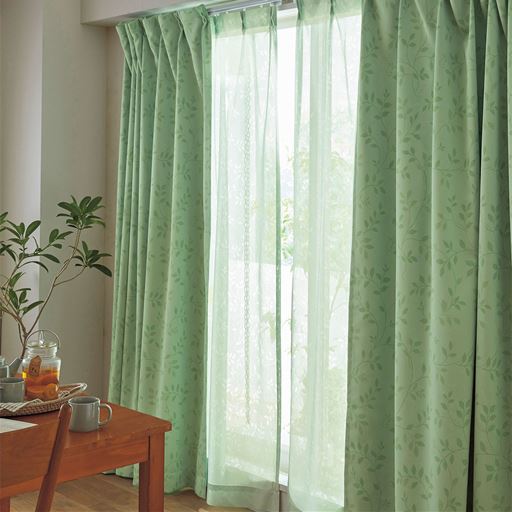 グリーン ※レースカーテンはVP-502を使用しています。<br>落ち着いた色と風合いでインテリアに合わせやすい、総リーフ柄のカーテンです。