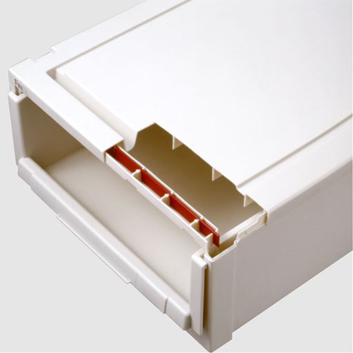 天板にアルミ製の補強板を採用してフレームの強度をアップ。積み重ねても下段が変形しにくく安定感十分。