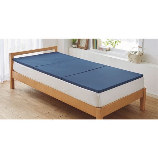 厚さ約3cm (3つ折り仕様)<br>マットレスや敷き布団の上に。手軽にお好みの寝心地に調整することができます。