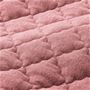 生地拡大(ピンク)<br>カバーはやわらかな肌ざわりのニット素材。キルティング加工で寝心地もアップ。