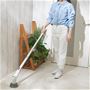 【玄関などの床掃除に】延長ハンドル付きなので、腰をかがめずお掃除できます。