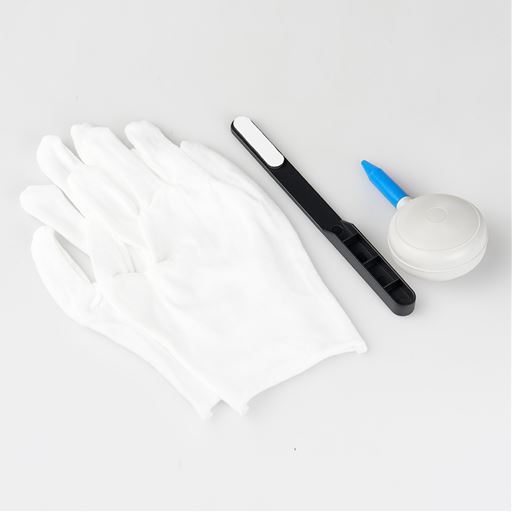 手袋と清掃用ブラシ、フィルムについたホコリを除去するブロワーを付属。