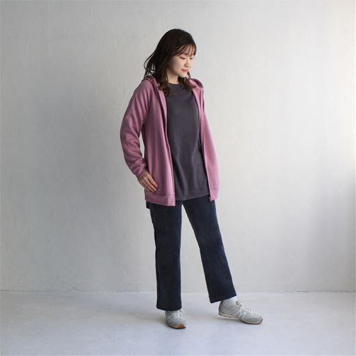 スモークピンク コーディネート例(スタッフ身長164cm、着用Mサイズ)<br>※カットソーは品番NB-6919、パンツは品番MP-2686