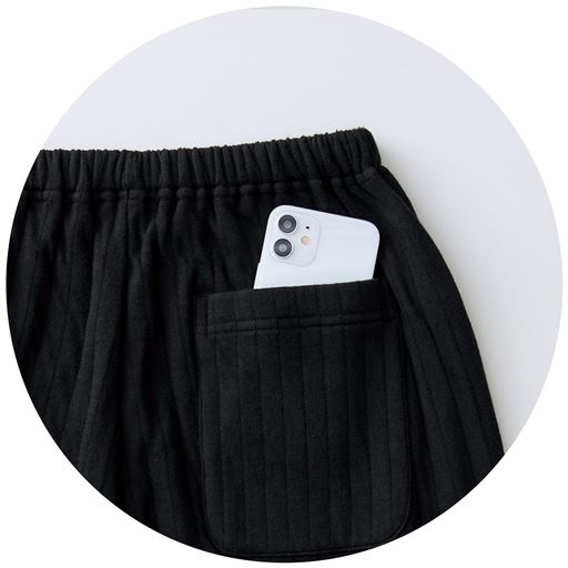 パンツ後ろにスマホも入る大きさのポケット付。