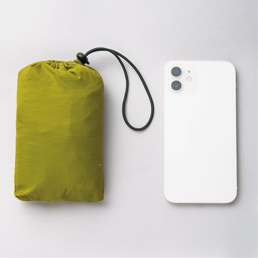 専用ポーチに入れるとスマホくらいのサイズに。約110gは本当に軽い!<br>※Lサイズ(ポーチ込み)の重量<br>※ポーチ収納後のサイズ寸法は収納方法により異なります