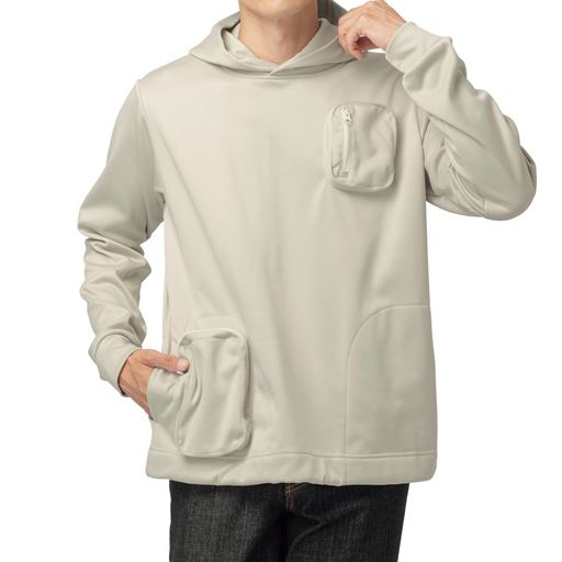 グレージュ<br>立体ポケットだけでなく両腰にもポケットがあるので収納には困りません