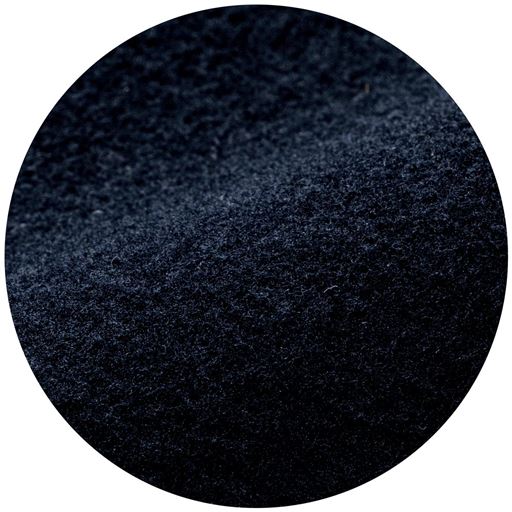 裏起毛&段ボール素材 表面と裏面を中糸で繋ぎ合わせた段ボール構造の素材は、温かい空気を蓄えられるのが特徴。しかも裏起毛なのでより温かい!