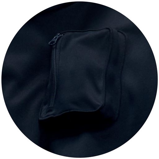 左胸にはファスナー付きの立体デザインポケット