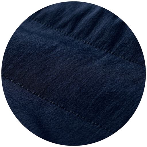 膝から腿にかけて中綿入りのキルティング