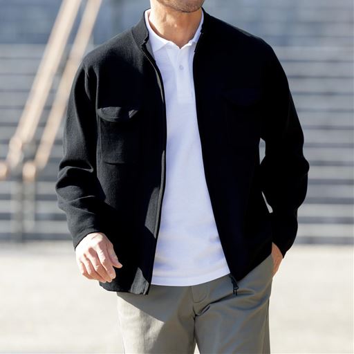 ブラック<br>シャツやポロシャツの上に1枚羽織るだけでしっかり決まります