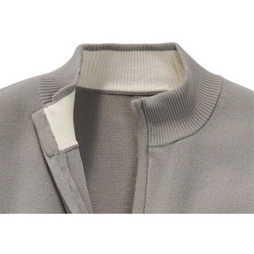 衿アップ<br>衿裏は配色になっており上品さを引き立てるポイントになっています