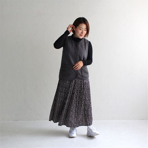 ブラック コーディネート例(スタッフ身長152cm、着用Mサイズ)<br>※トップスは品番:NB-6909、スカートは品番:AZ-1626
