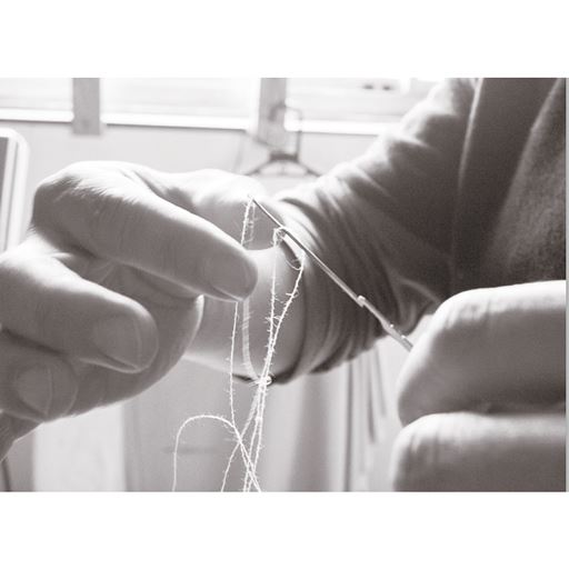 糸を1本1本ほぐして、ねじれを取ってから編み上げます。