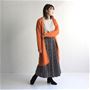 シンプルなデザインでインナーとしても着用可能<br>(スタッフ身長157cm,着用サイズMサイズ)<br>※カーディガン品番MS-3035,<br>スカート品番AZ-1626