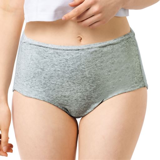 ふんわりガーゼ調の綿100%縫い目が当たりにくいショーツ<br>グレー(杢) 着用例
