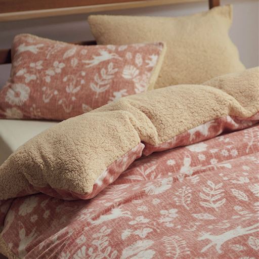 ピンク ※商品は枕カバーです。<br>草花の中を駆け回る動物たちがかわいいデザイン。