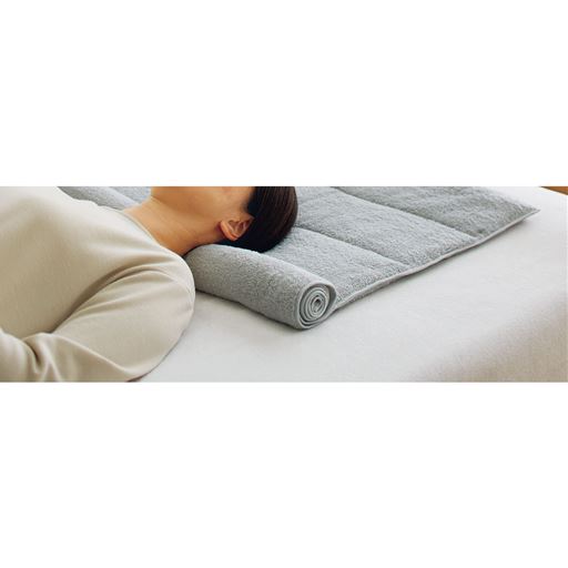 グレー<br>くるくるタオルを巻くだけで簡単に調節できる、今治タオル枕です。