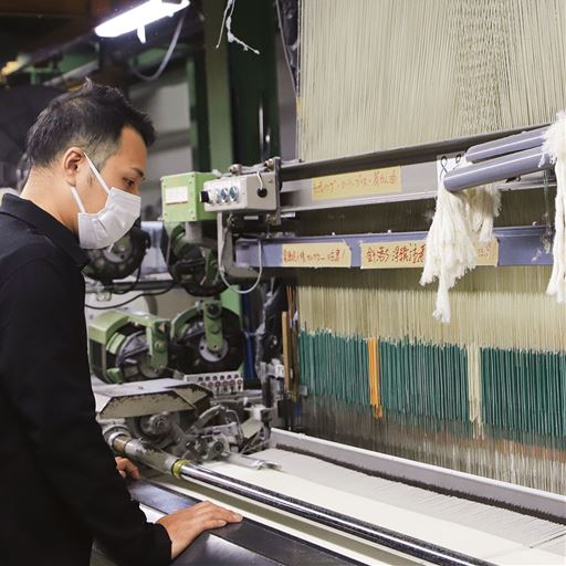 日本屈指のタオル生産量を誇る、今治タオルメーカーのこだわりが細部に宿る仕上がりです。