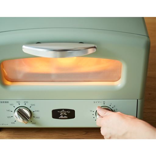 温度調整、タイマーは大きめのつまみで簡単操作できます。