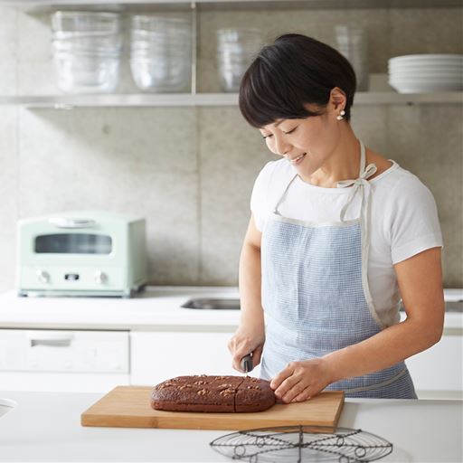 料理家で管理栄養士でもある藤井 恵先生がグリルパンを使用したレシピを考案。 焼く、煮る、蒸す、炊く、スイーツづくりまで日々の食生活に必要なほとんどの 調理をレシピとともにご紹介。毎日の食卓を彩るアラジン厳選レシピを付属のレシピブックに掲載。